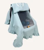 Mint tek kat müslin kumaştan fırfırlı, kapaklı puset örtüsü; tül pencereli ve kişiselleştirilebilir nakış detaylı model.