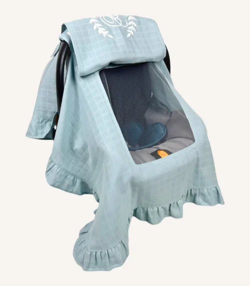 Mint tek kat müslin kumaştan fırfırlı, kapaklı puset örtüsü; tül pencereli ve kişiselleştirilebilir nakış detaylı model.