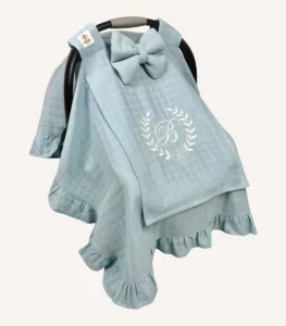 Mint tek kat müslin kumaştan fırfırlı, kapaklı puset örtüsü; tül pencereli ve kişiselleştirilebilir nakış detaylı model.