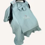 Mint tek kat müslin kumaştan fırfırlı, kapaklı puset örtüsü; tül pencereli ve kişiselleştirilebilir nakış detaylı model.