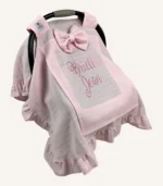 Pembe tek kat müslin kumaştan fırfırlı, kapaklı puset örtüsü; tül pencereli ve kişiselleştirilebilir nakış detaylı model.