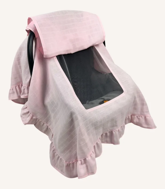 Pembe tek kat müslin kumaştan fırfırlı, kapaklı puset örtüsü; tül pencereli ve kişiselleştirilebilir nakış detaylı model.