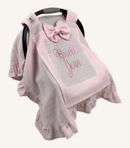 Pembe tek kat müslin kumaştan fırfırlı, kapaklı puset örtüsü; tül pencereli ve kişiselleştirilebilir nakış detaylı model.