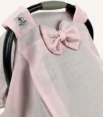 Pembe tek kat müslin kumaştan fırfırlı, kapaklı puset örtüsü; tül pencereli ve kişiselleştirilebilir nakış detaylı model.