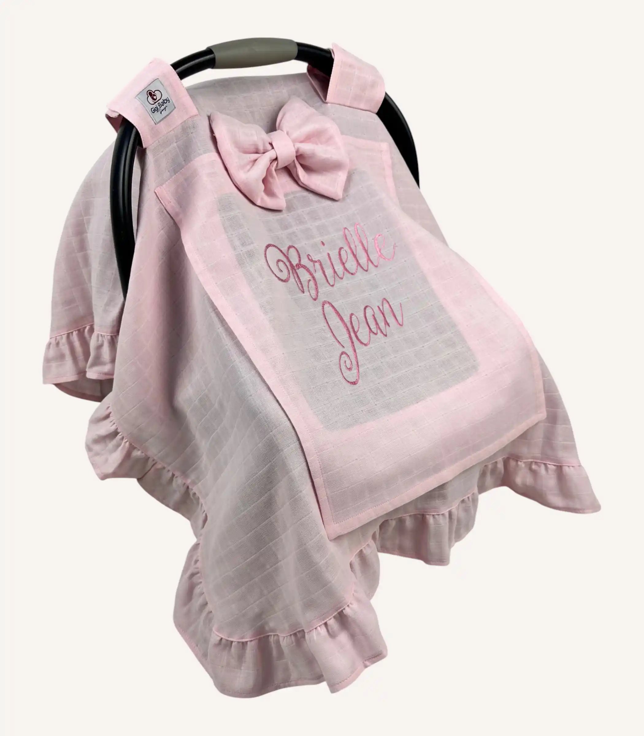 pembe-tek-kat-muslin-firfirli-puset-ortusu Pembe tek kat müslin kumaştan fırfırlı, kapaklı puset örtüsü; tül pencereli ve kişiselleştirilebilir nakış detaylı model.