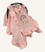 Pudra tek kat müslin kumaştan, kapaklı ve kapak kenarları fırfırlı, tül pencereli, kişiselleştirilebilir puset örtüsü.