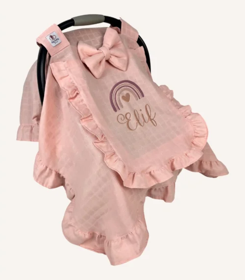 Pudra tek kat müslin kumaştan, kapaklı ve kapak kenarları fırfırlı, tül pencereli, kişiselleştirilebilir puset örtüsü.