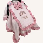 Pudra örgü pike kumaştan fırfırlı, kapaklı puset örtüsü; tül pencereli ve kişiselleştirilebilir nakış detaylı model.