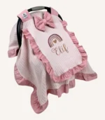 Pudra örgü pike kumaştan fırfırlı, kapaklı puset örtüsü; tül pencereli ve kişiselleştirilebilir nakış detaylı model.