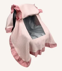 Pudra örgü pike kumaştan fırfırlı, kapaklı puset örtüsü; tül pencereli ve kişiselleştirilebilir nakış detaylı model.