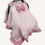 Pudra örgü pike kumaştan, fırfırlı kenarlara sahip, fiyonklu kapaklı puset örtüsü.