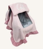 Pudra örgü pike kumaştan, fırfırlı kenarlara sahip, fiyonklu kapaklı puset örtüsü.