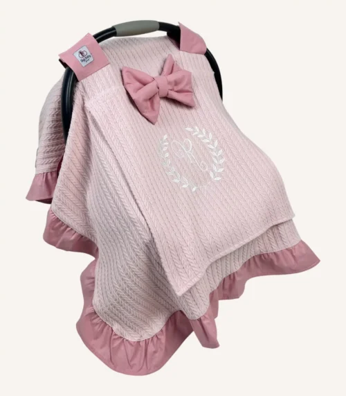 Pudra örgü pike kumaştan, fırfırlı kenarlara sahip, fiyonklu kapaklı puset örtüsü.