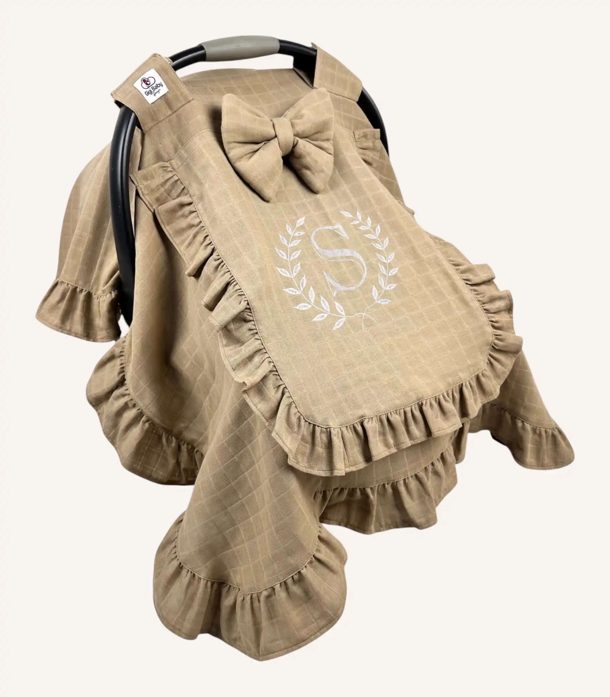 tas-muslin-firfirli-kapakli-puset-ortusu Taş tek kat müslin kumaştan, kapaklı ve kapak kenarları fırfırlı, tül pencereli, kişiselleştirilebilir puset örtüsü.