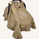 Taş tek kat müslin kumaştan fırfırlı, kapaklı puset örtüsü; tül pencereli ve kişiselleştirilebilir nakış detaylı model.