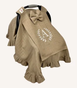 Taş tek kat müslin kumaştan fırfırlı, kapaklı puset örtüsü; tül pencereli ve kişiselleştirilebilir nakış detaylı model.