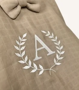 Taş tek kat müslin kumaştan fırfırlı, kapaklı puset örtüsü; tül pencereli ve kişiselleştirilebilir nakış detaylı model.