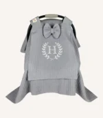 Antrasit örgü pike kumaştan, sade kapaklı, tül pencereli ve fiyonklu puset örtüsü.