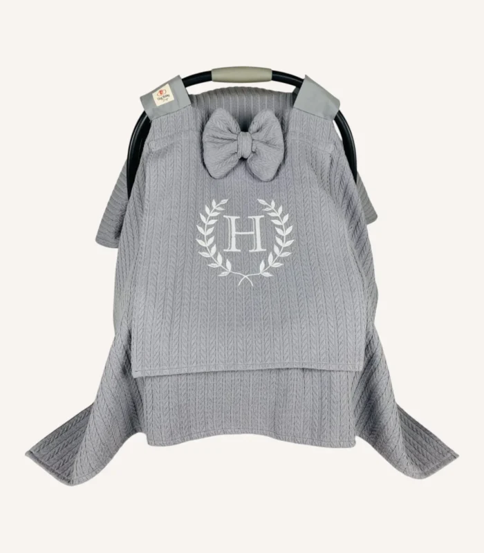 Antrasit örgü pike kumaştan, sade kapaklı, tül pencereli ve fiyonklu puset örtüsü.