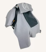 Antrasit örgü pike kumaştan, sade kapaklı, tül pencereli ve fiyonklu puset örtüsü.