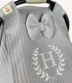 Antrasit örgü pike kumaştan, sade kapaklı, tül pencereli ve fiyonklu puset örtüsü.