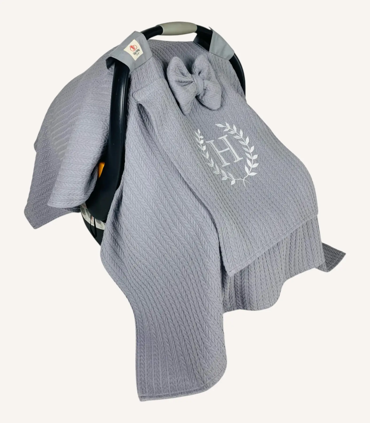 antrasit-orgu-pike-kapakli-puset-ortusu Antrasit örgü pike kumaştan, sade kapaklı, tül pencereli ve fiyonklu puset örtüsü.