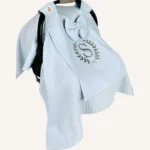 Bebek mavisi örgü pike kumaştan, sade kapaklı, tül pencereli ve fiyonklu puset örtüsü.