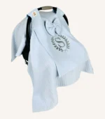 Bebek mavisi örgü pike kumaştan, sade kapaklı, tül pencereli ve fiyonklu puset örtüsü.