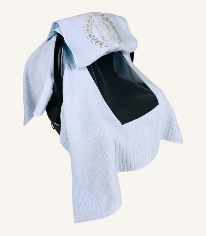 Bebek mavisi örgü pike kumaştan, sade kapaklı, tül pencereli ve fiyonklu puset örtüsü.