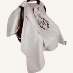 Bej örgü pike kumaştan, sade kapaklı, tül pencereli ve fiyonklu puset örtüsü.