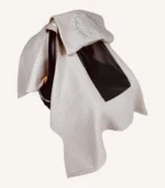 Bej örgü pike kumaştan, sade kapaklı, tül pencereli ve fiyonklu puset örtüsü.