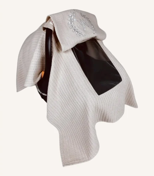 Bej örgü pike kumaştan, sade kapaklı, tül pencereli ve fiyonklu puset örtüsü.