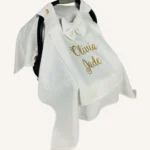 Beyaz örgü pike kumaştan, sade kapaklı, tül pencereli ve fiyonklu puset örtüsü.