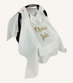 Beyaz örgü pike kumaştan, sade kapaklı, tül pencereli ve fiyonklu puset örtüsü.