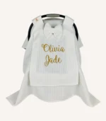 Beyaz örgü pike kumaştan, sade kapaklı, tül pencereli ve fiyonklu puset örtüsü.