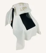 Beyaz örgü pike kumaştan, sade kapaklı, tül pencereli ve fiyonklu puset örtüsü.