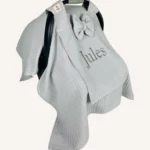 Gri örgü pike kumaştan, sade kapaklı, tül pencereli ve fiyonklu puset örtüsü.