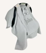 Gri örgü pike kumaştan, sade kapaklı, tül pencereli ve fiyonklu puset örtüsü.