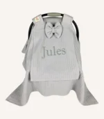 Gri örgü pike kumaştan, sade kapaklı, tül pencereli ve fiyonklu puset örtüsü.