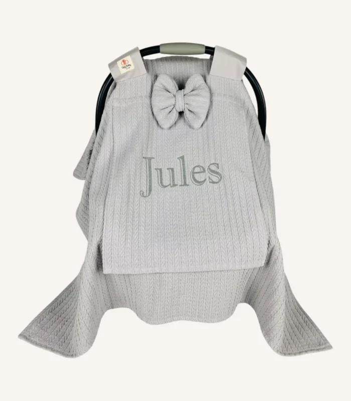 Gri örgü pike kumaştan, sade kapaklı, tül pencereli ve fiyonklu puset örtüsü.