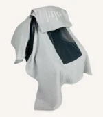 Gri örgü pike kumaştan, sade kapaklı, tül pencereli ve fiyonklu puset örtüsü.