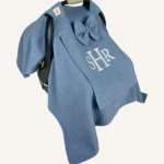 İndigo mavi örgü pike kumaştan, sade kapaklı, tül pencereli ve fiyonklu puset örtüsü.