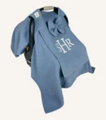 İndigo mavi örgü pike kumaştan, sade kapaklı, tül pencereli ve fiyonklu puset örtüsü.