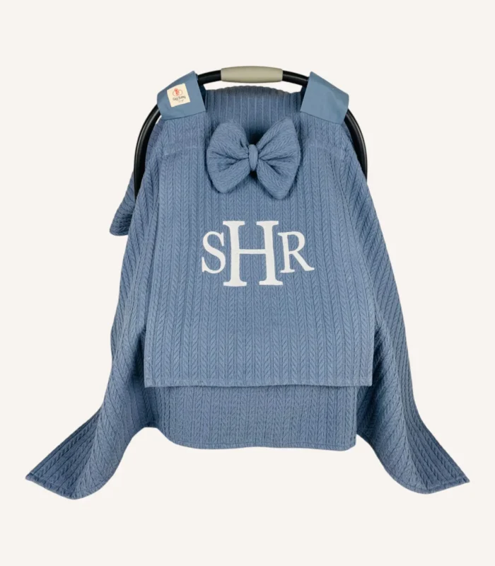 İndigo mavi örgü pike kumaştan, sade kapaklı, tül pencereli ve fiyonklu puset örtüsü.