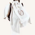 Krem örgü pike kumaştan, sade kapaklı, tül pencereli ve fiyonklu puset örtüsü.