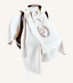 Krem örgü pike kumaştan, sade kapaklı, tül pencereli ve fiyonklu puset örtüsü.