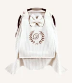 Krem örgü pike kumaştan, sade kapaklı, tül pencereli ve fiyonklu puset örtüsü.