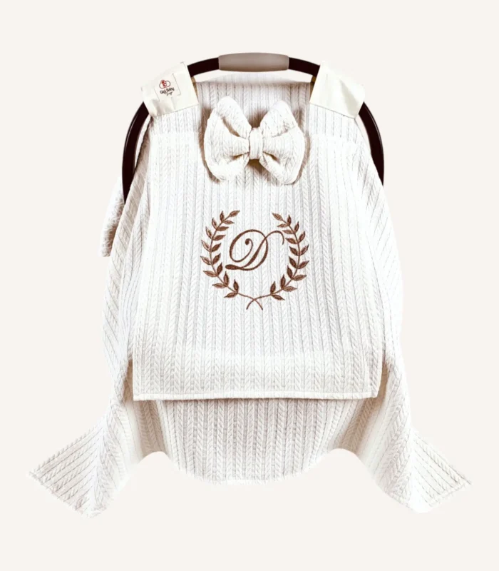 Krem örgü pike kumaştan, sade kapaklı, tül pencereli ve fiyonklu puset örtüsü.