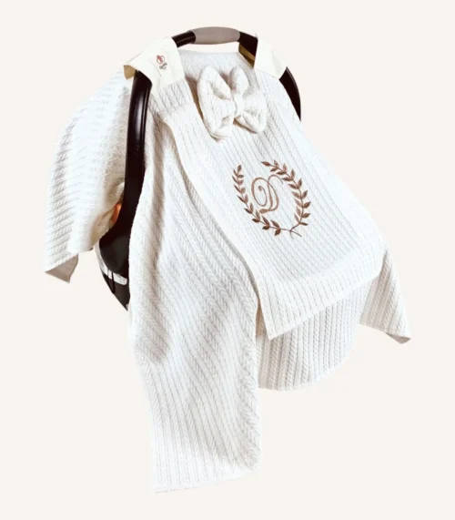 Krem örgü pike kumaştan, sade kapaklı, tül pencereli ve fiyonklu puset örtüsü.