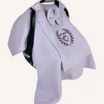 Lila örgü pike kumaştan, sade kapaklı, tül pencereli ve fiyonklu puset örtüsü.